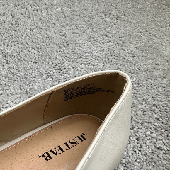 Reposhing Just Fab Woman’s Pointed Toe White Flats with Gem Detail Size 8.5 - Picture 5 of 11